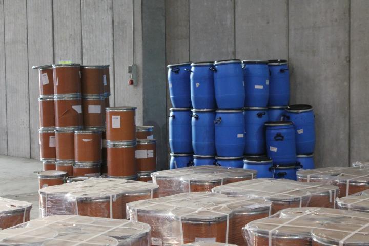 Drums containing 3-CMC and alpha-PHiP seized at Barcelona airport by Spanish Civil Guard Customs and Police – Spain, January 2022. 